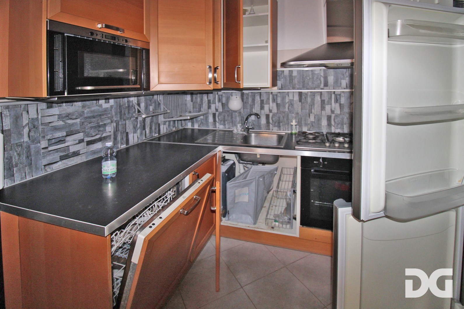 Immobiliare Del Guasta CENTRO – VIA SAN VINCENZO ARREDATI MQ. 60 CON BALCONE
