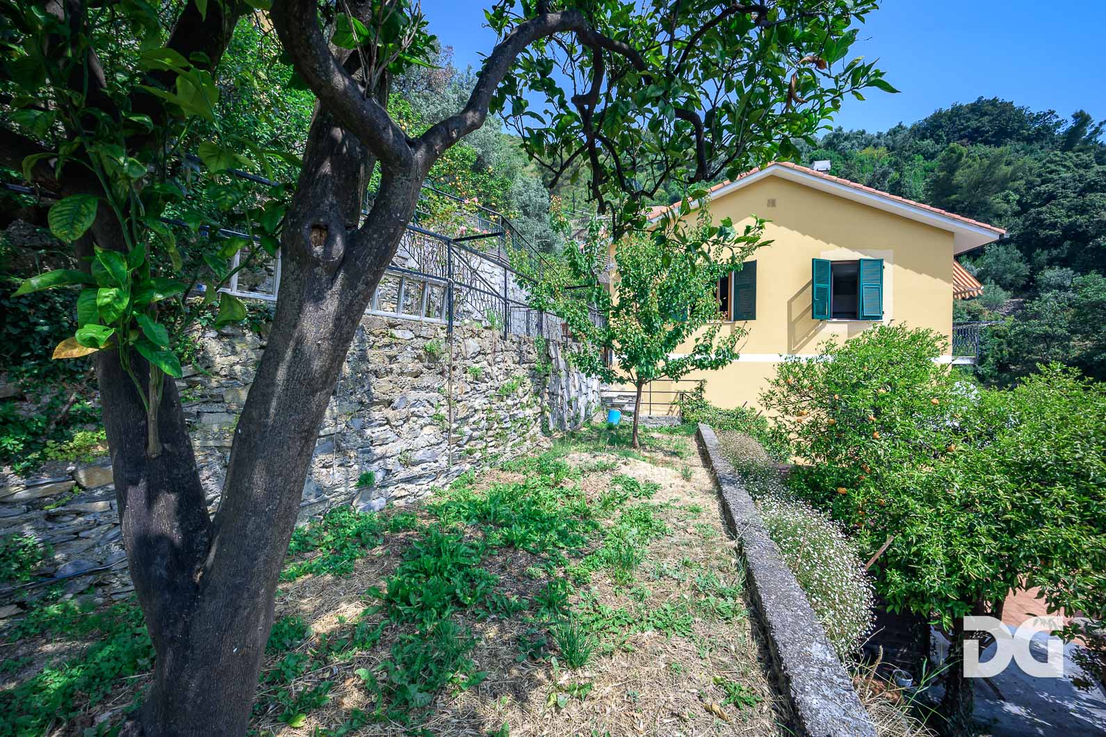 Immobiliare Del Guasta NERVI IMMERSO NEL VERDE – PANORAMICI MQ. 104 CON GIARDINO 