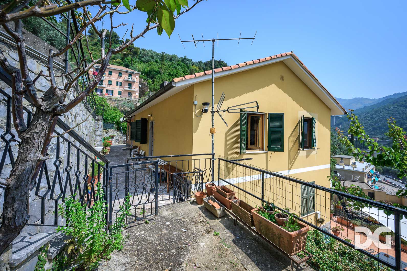 Immobiliare Del Guasta NERVI IMMERSO NEL VERDE – PANORAMICI MQ. 104 CON GIARDINO 