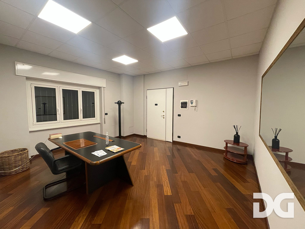 Immobiliare Del Guasta PIAZZA CORVETTO ADIACENZE - 2 STANZE USO UFFICIO 