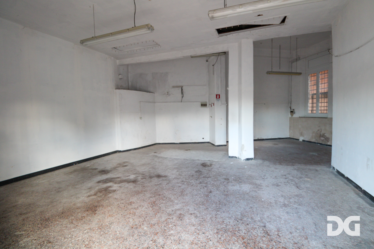 Immobiliare Del Guasta CORSO ITALIA - LOCALE COMMERCIALE MQ.54 CON 2 VETRINE 