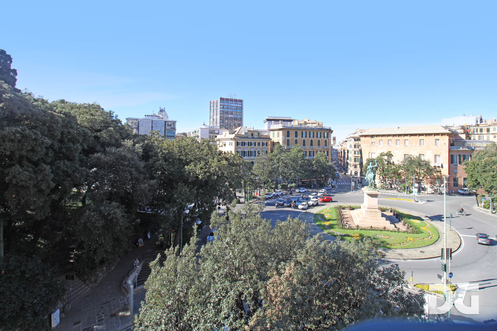 Immobiliare Del Guasta PIAZZA CORVETTO – MQ. 300 AFFACCIATI SULLA PIAZZA 