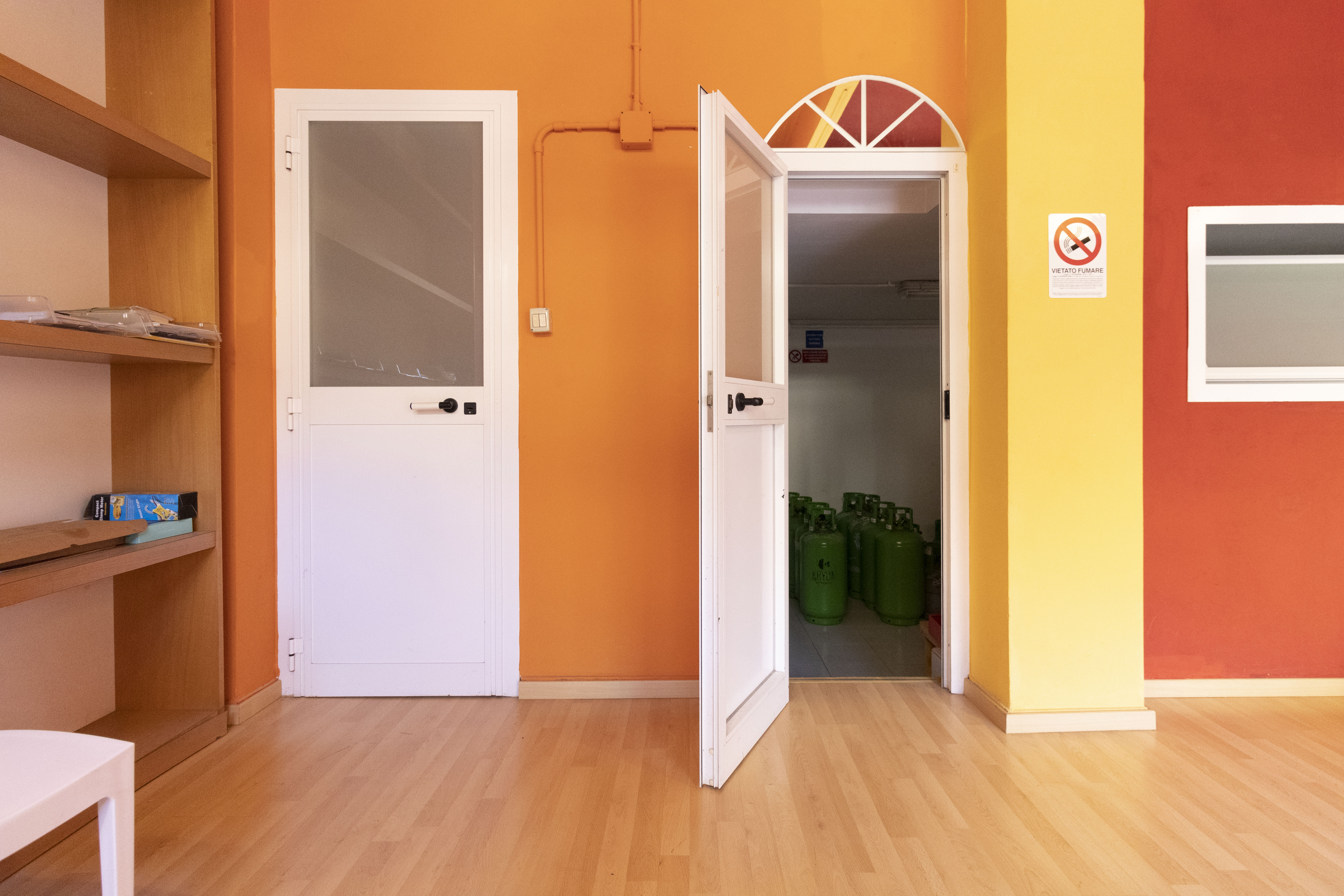 Immobiliare Del Guasta NEGOZIO CON 2 VETRINE MQ. 52 