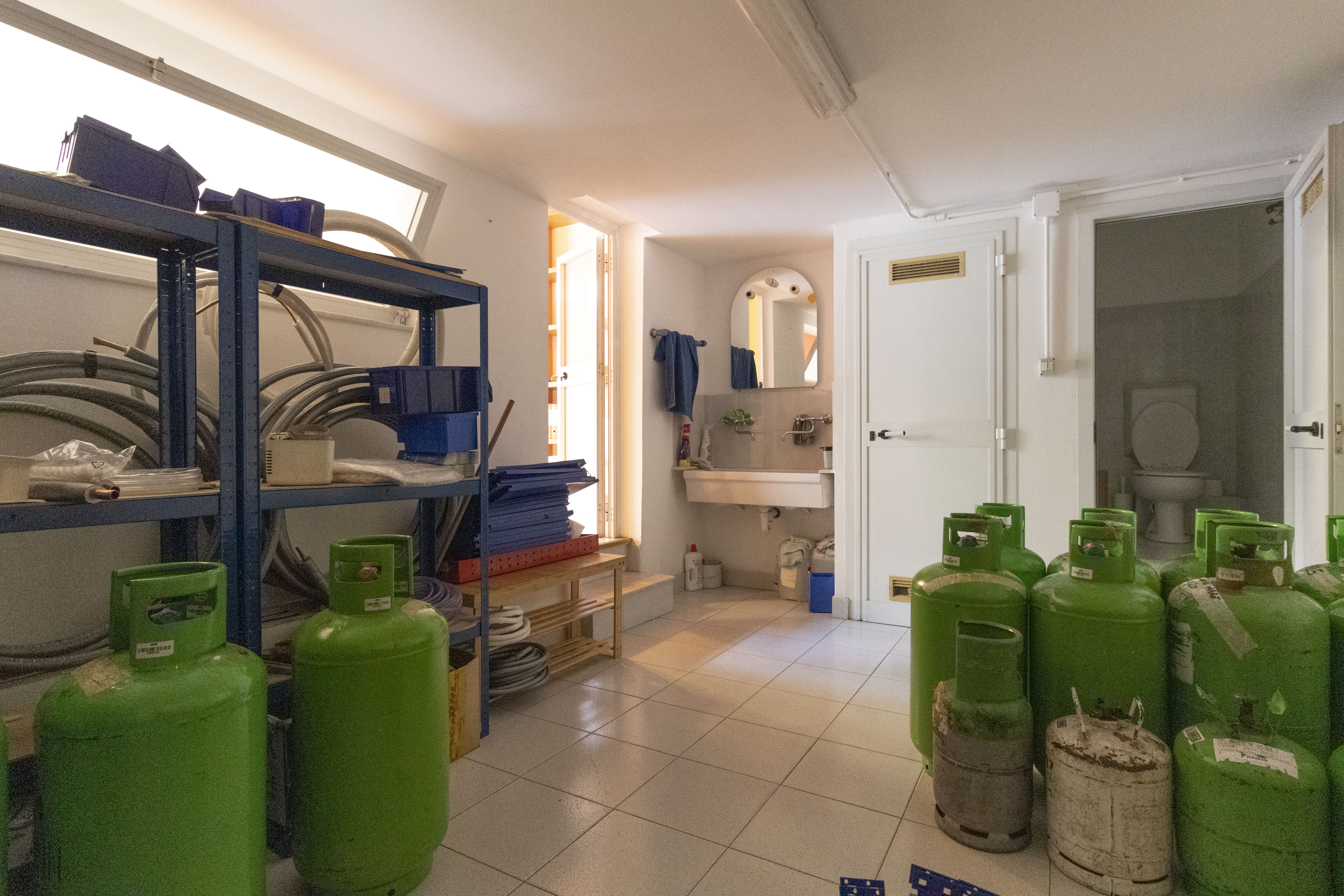 Immobiliare Del Guasta NEGOZIO CON 2 VETRINE MQ. 52 