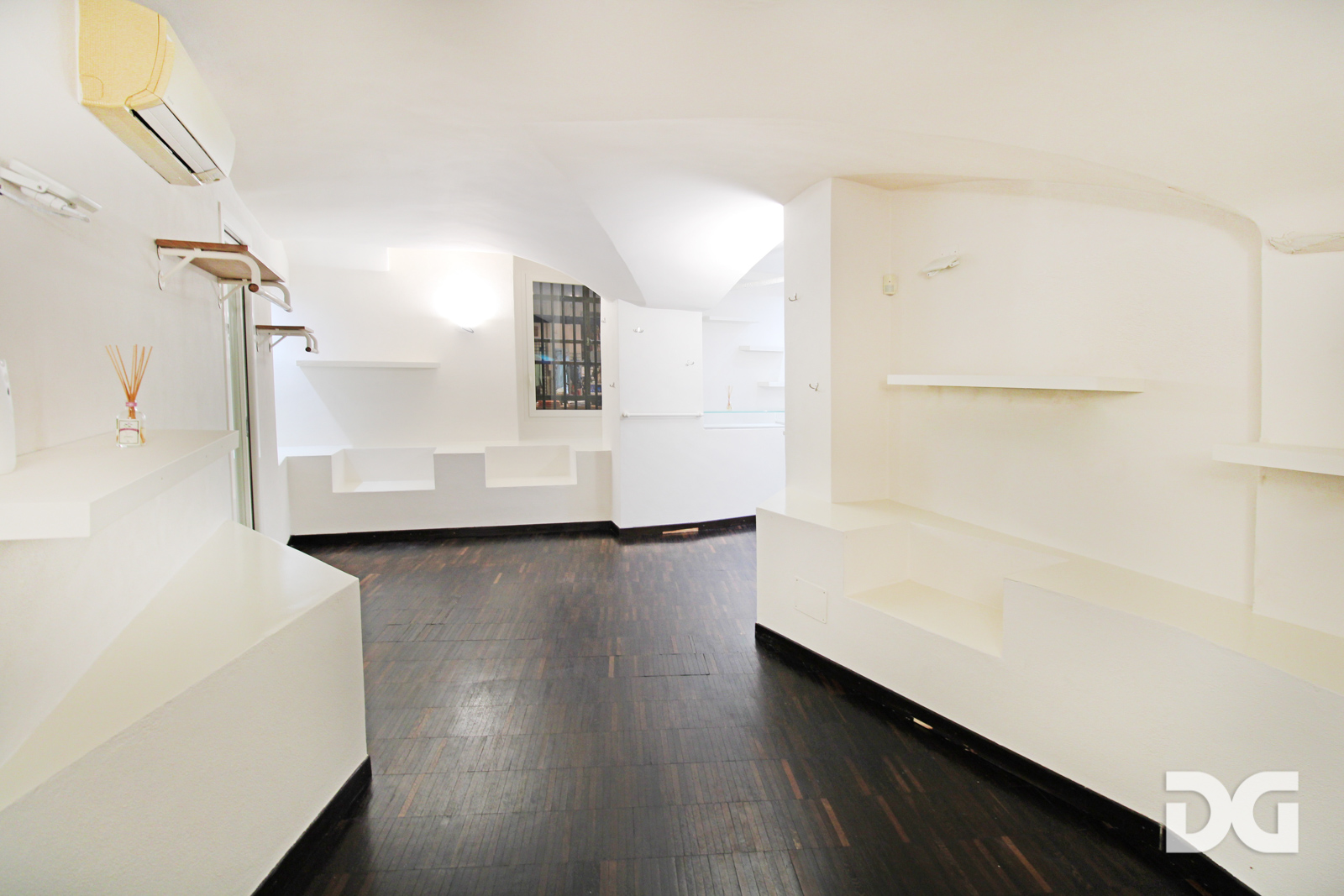 Immobiliare Del Guasta VIA LUCCOLI – NEGOZIO MQ. 60 IN PALAZZO DEI ROLLI 