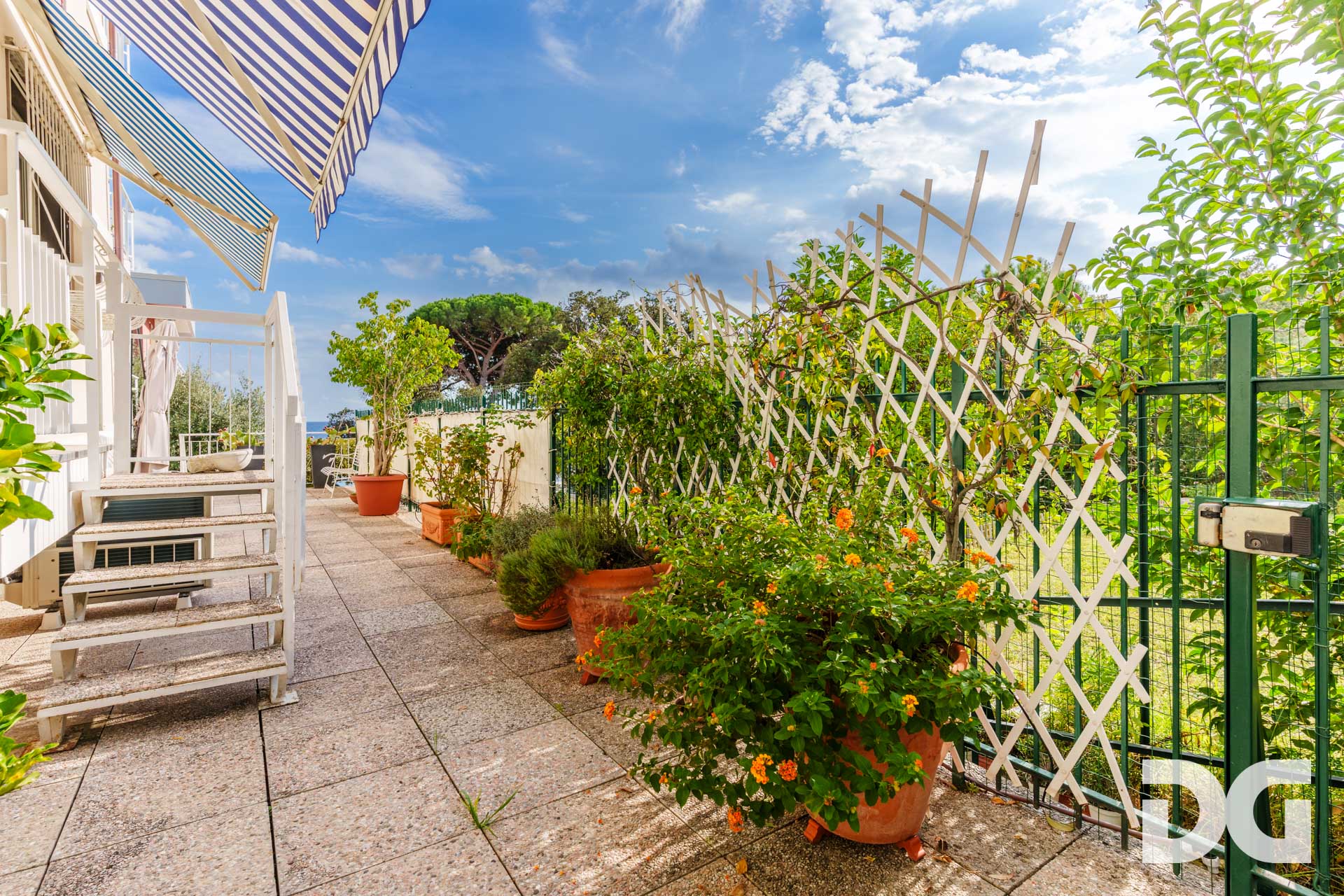 Immobiliare Del Guasta ARENZANO MQ. 165 CON TERRAZZO - GIARDINO VISTA MARE - BOX