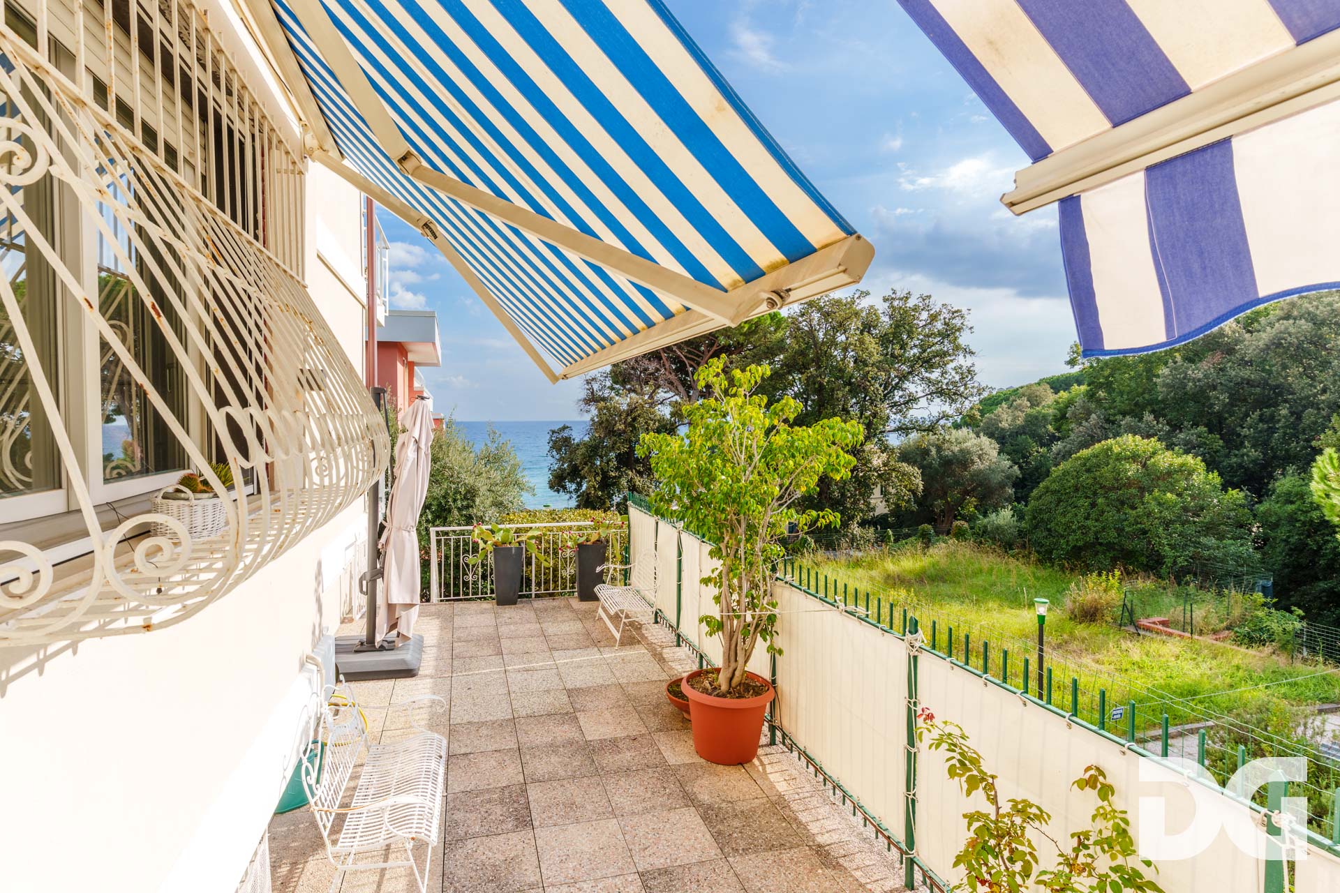 Immobiliare Del Guasta ARENZANO MQ. 165 CON TERRAZZO - GIARDINO VISTA MARE - BOX