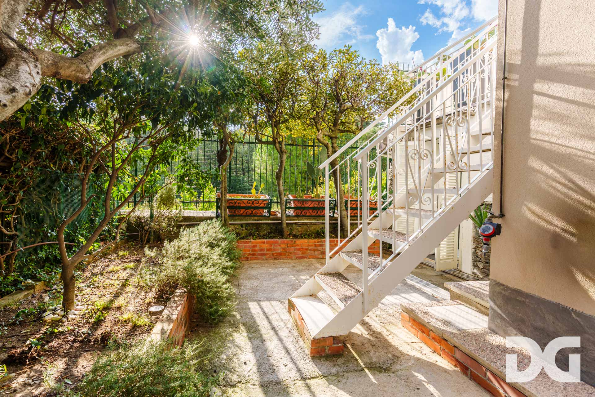 Immobiliare Del Guasta ARENZANO MQ. 165 CON TERRAZZO - GIARDINO VISTA MARE - BOX