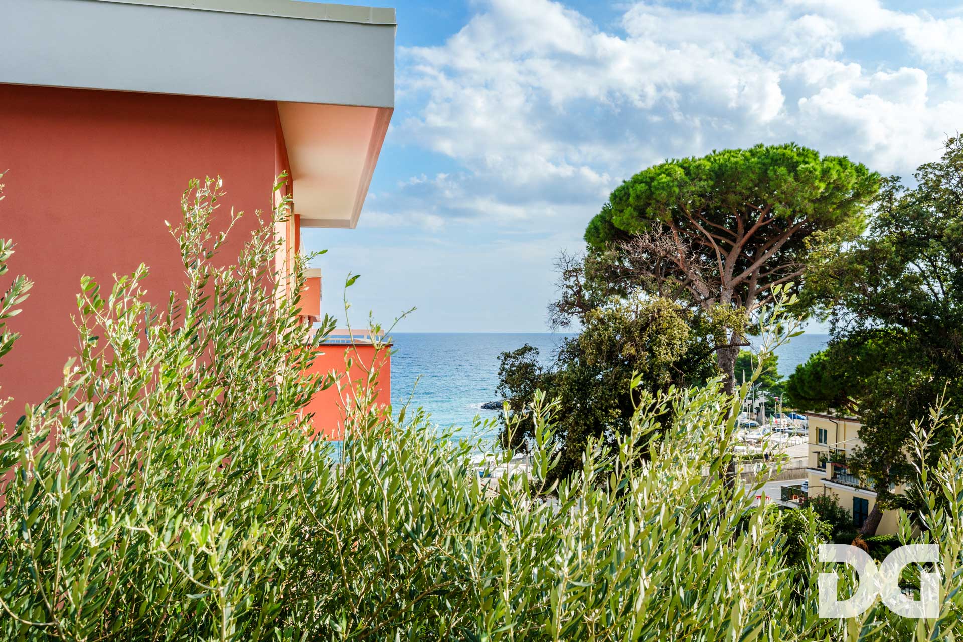 Immobiliare Del Guasta ARENZANO MQ. 165 CON TERRAZZO - GIARDINO VISTA MARE - BOX