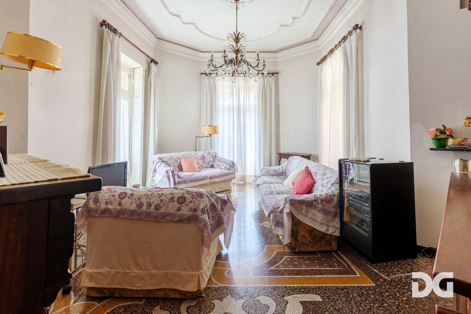 Immobiliare Del Guasta CASTELLETTO – VIALE ODINO LUMINOSI MQ. 220 CON TERRAZZI 