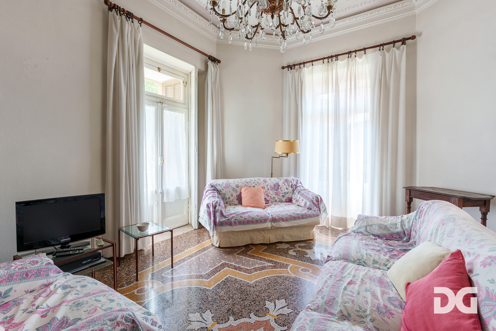 Immobiliare Del Guasta CASTELLETTO – VIALE ODINO LUMINOSI MQ. 220 CON TERRAZZI 