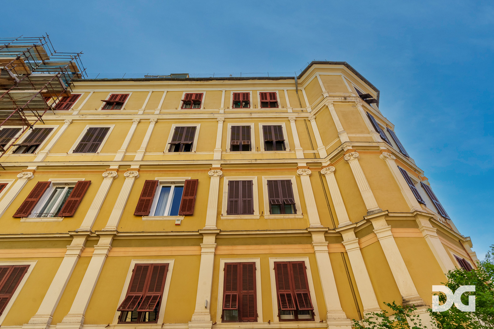 Immobiliare Del Guasta CASTELLETTO – VIALE ODINO LUMINOSI MQ. 220 CON TERRAZZI 