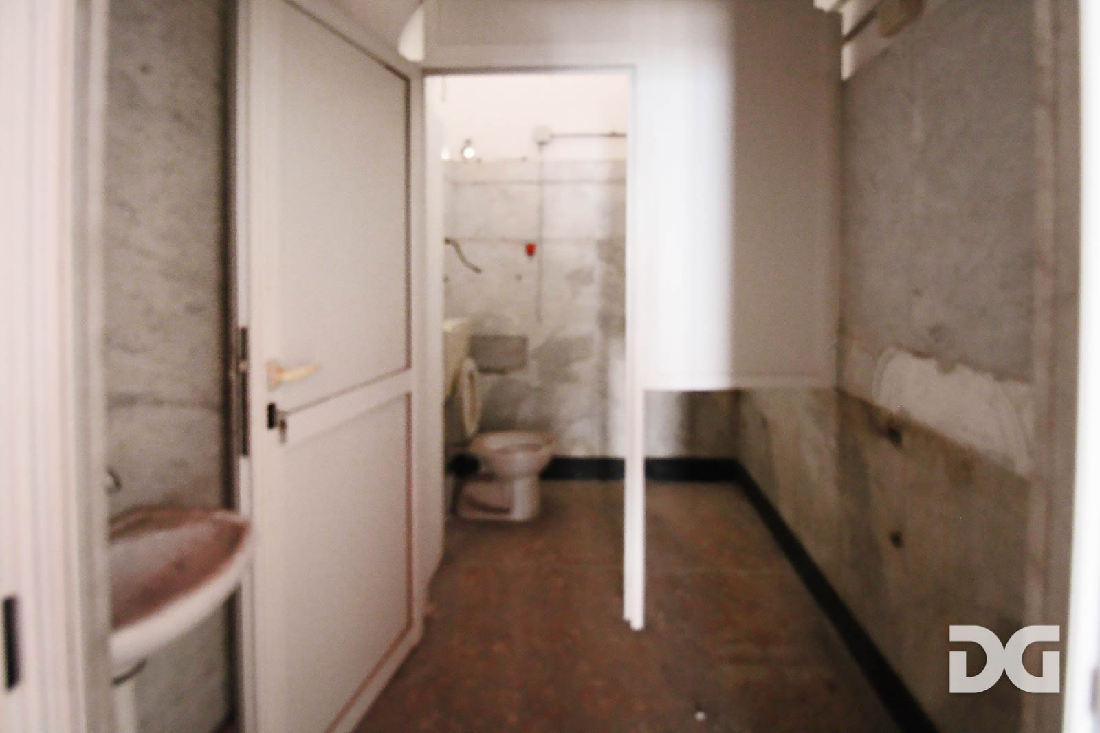 Immobiliare Del Guasta FEREGGIANO - LARGO MERLO – LOCALE COMMERCIALE MQ. 40 