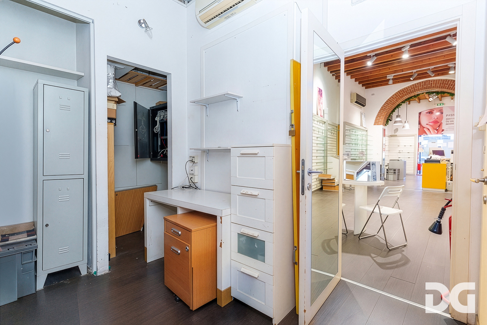 Immobiliare Del Guasta FOCE – VIA CIPRO LOCALE COMMERCIALE MQ. 93 