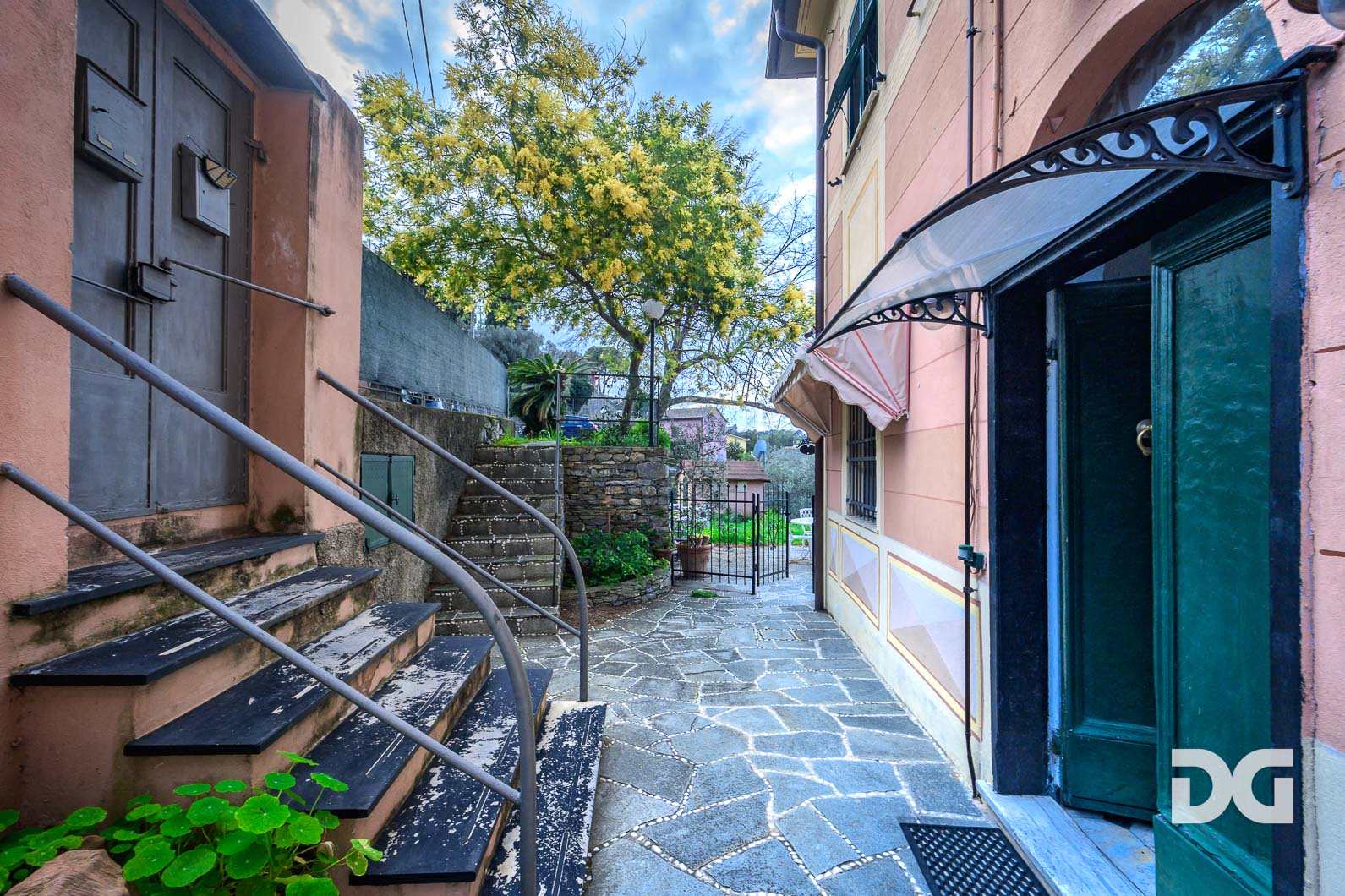 Immobiliare Del Guasta CAMOGLI-BOSCHETTO – ELEGANTI E PANORAMICI MQ. 119 CON GIARDINO 