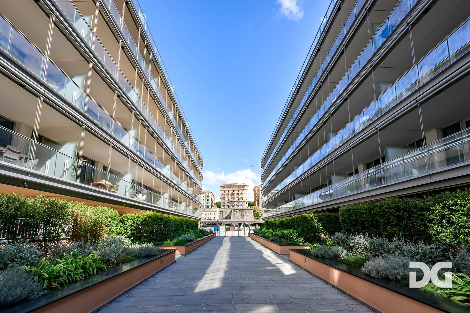 Immobiliare Del Guasta WATERFRONT DI LEVANTE – ARREDATI MQ. 63 CON TERRAZZO E POSTO AUTO 