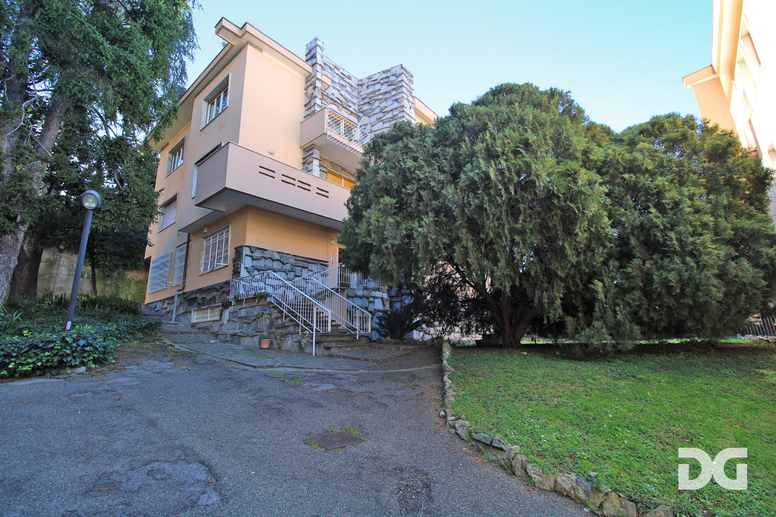 Immobiliare Del Guasta ALBARO – VIA SAN NAZARO PERFETTI ED ARREDATI MQ. 98 IN CONTESTO PRIVATO 