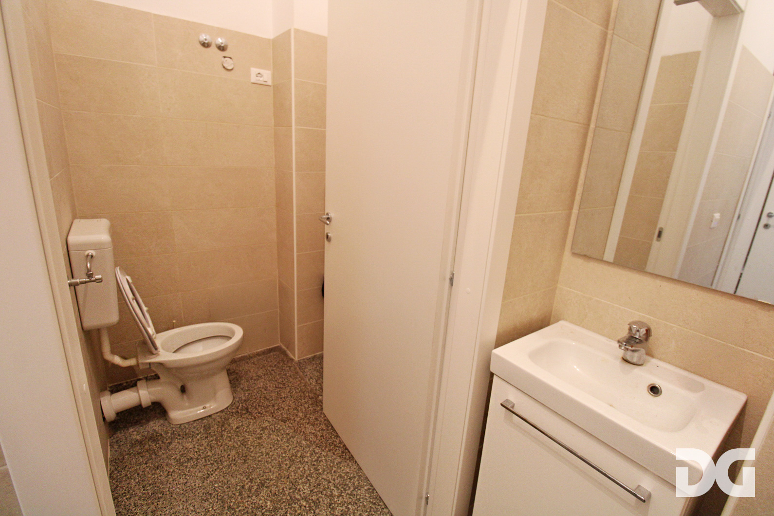 Immobiliare Del Guasta CENTRO – VIA FRUGONI 3 STANZE AD USO UFFICIO MQ.50 
