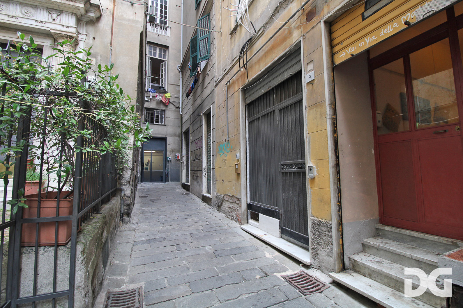 Immobiliare Del Guasta CENTROSTORICO – PIAZZA DE FRANCHI LOCALE MQ. 40 CON 2 VETRINE SU STRADA