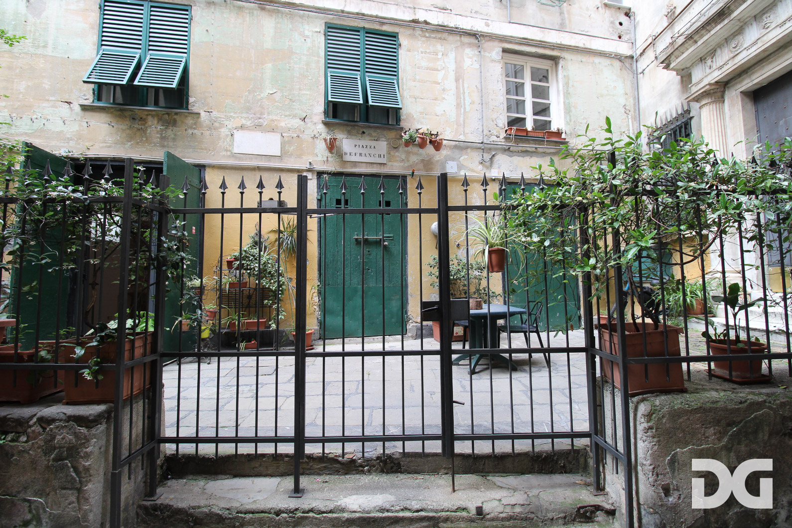 Immobiliare Del Guasta CENTROSTORICO – PIAZZA DE FRANCHI LOCALE MQ. 40 CON 2 VETRINE SU STRADA