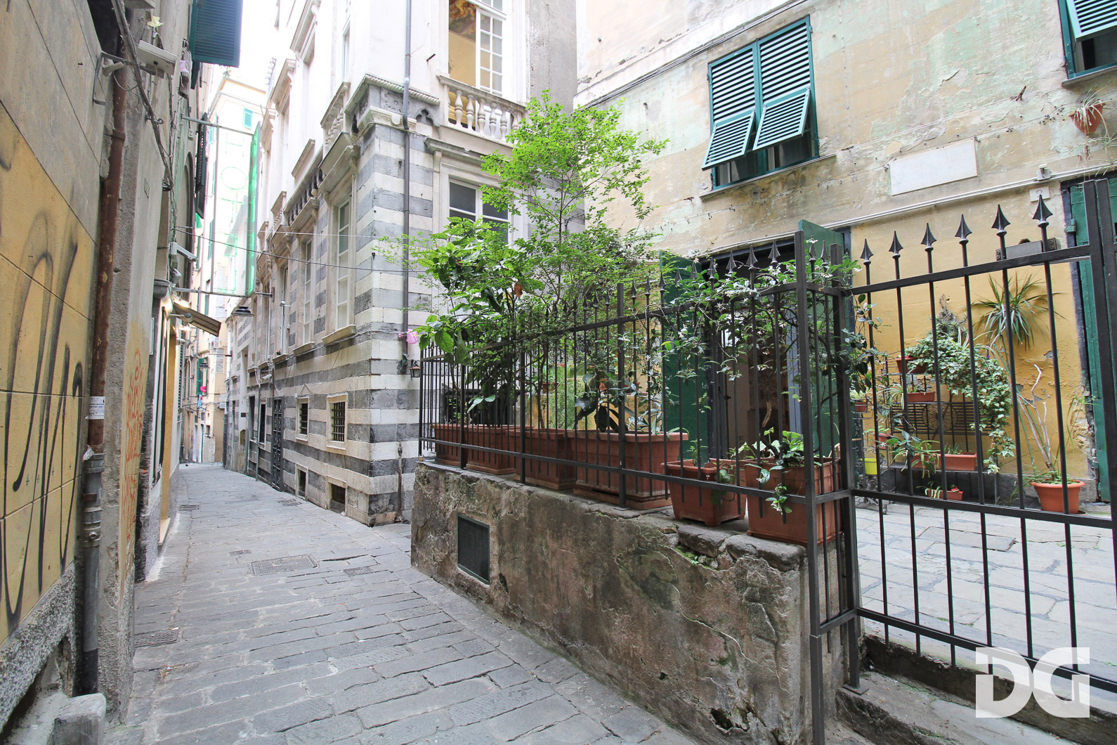 Immobiliare Del Guasta CENTROSTORICO – PIAZZA DE FRANCHI LOCALE MQ. 40 CON 2 VETRINE SU STRADA