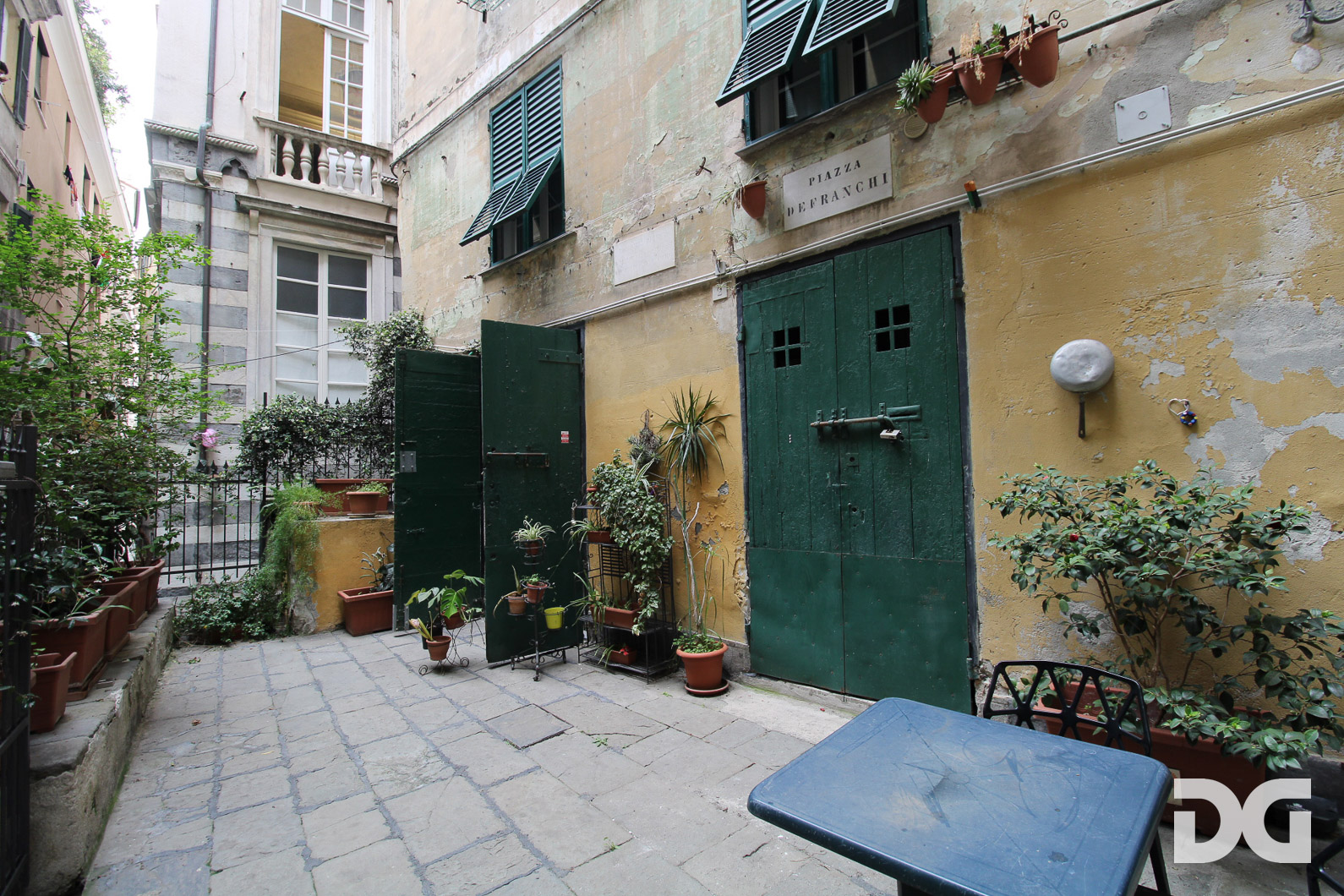 Immobiliare Del Guasta CENTROSTORICO – PIAZZA DE FRANCHI LOCALE MQ. 40 CON 2 VETRINE SU STRADA