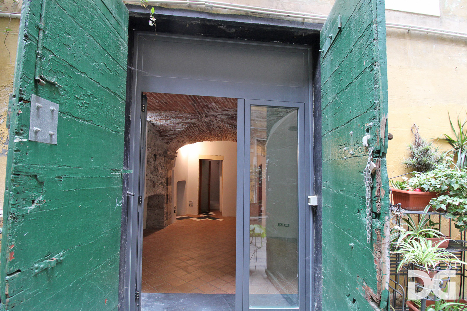Immobiliare Del Guasta CENTROSTORICO – PIAZZA DE FRANCHI LOCALE MQ. 40 CON 2 VETRINE SU STRADA