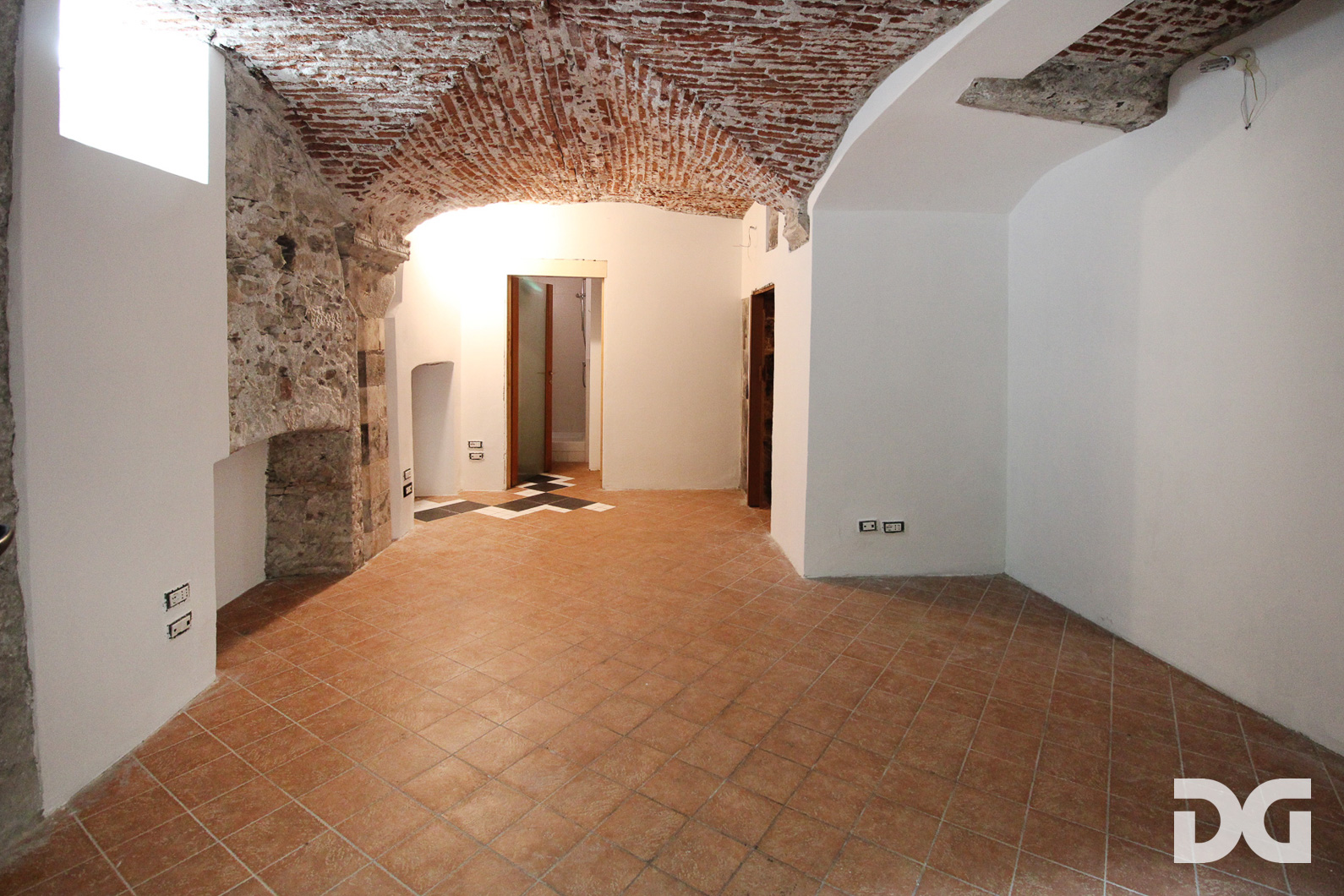 Immobiliare Del Guasta CENTROSTORICO – PIAZZA DE FRANCHI LOCALE MQ. 40 CON 2 VETRINE SU STRADA
