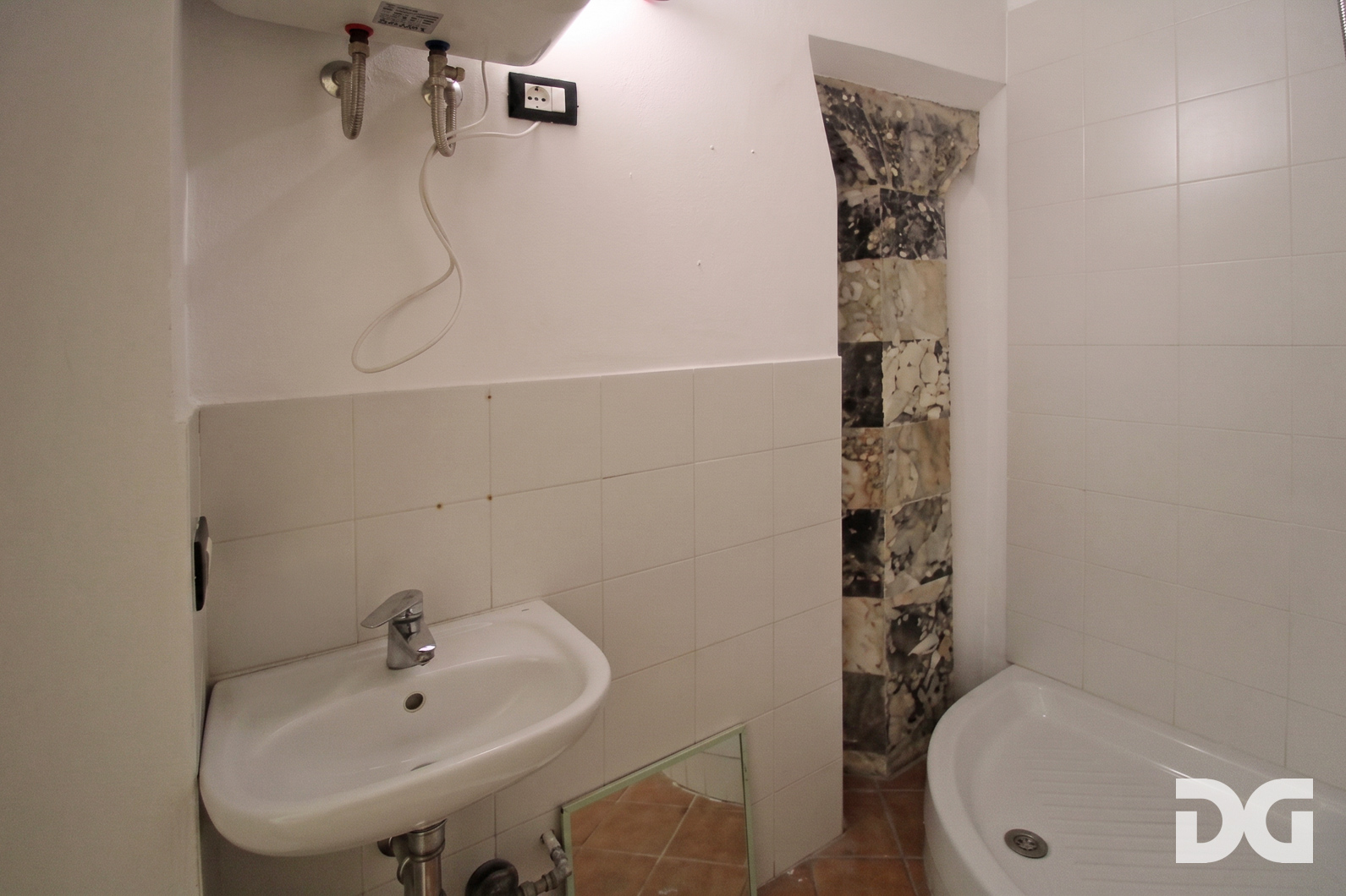 Immobiliare Del Guasta CENTROSTORICO – PIAZZA DE FRANCHI LOCALE MQ. 40 CON 2 VETRINE SU STRADA