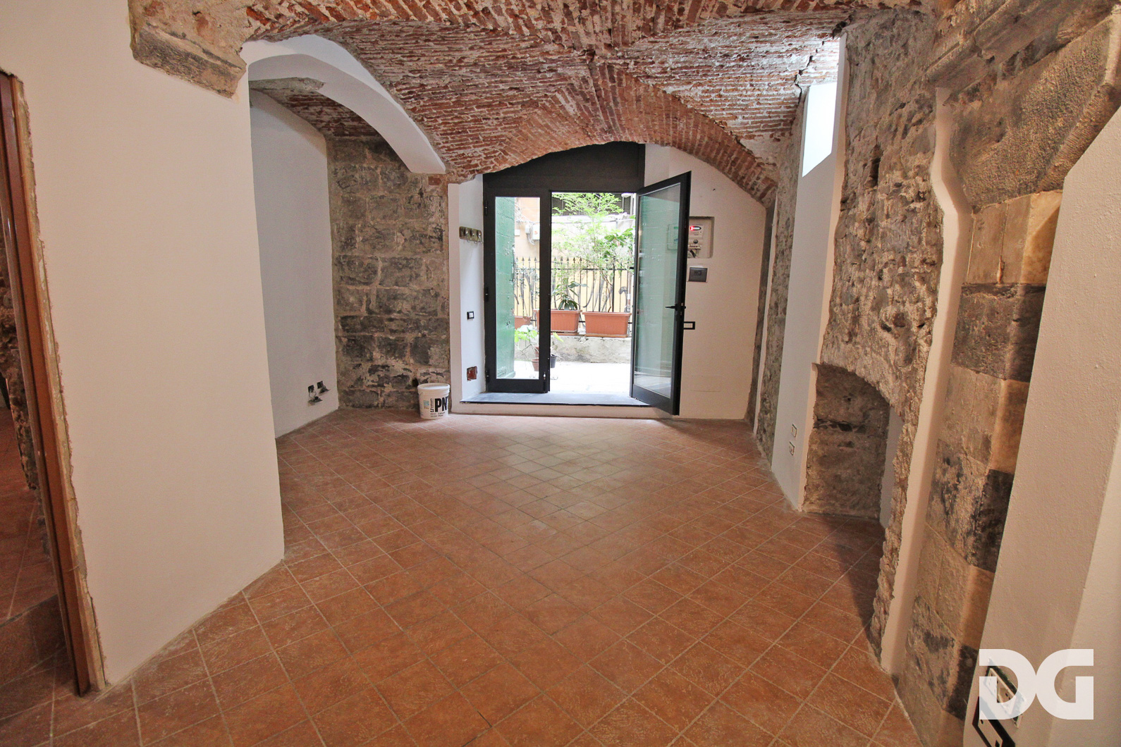Immobiliare Del Guasta CENTROSTORICO – PIAZZA DE FRANCHI LOCALE MQ. 40 CON 2 VETRINE SU STRADA