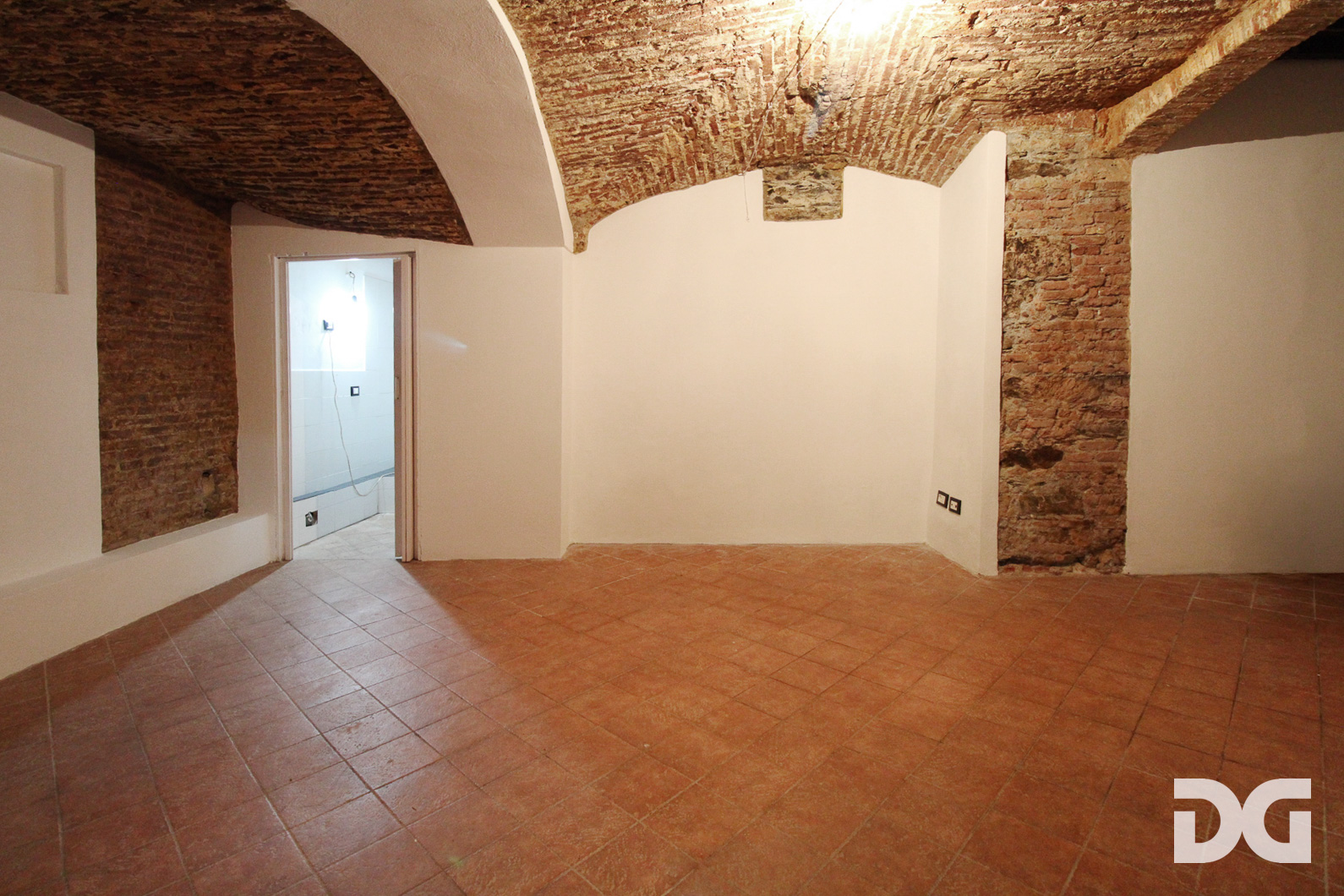 Immobiliare Del Guasta CENTROSTORICO – PIAZZA DE FRANCHI LOCALE MQ. 40 CON 2 VETRINE SU STRADA
