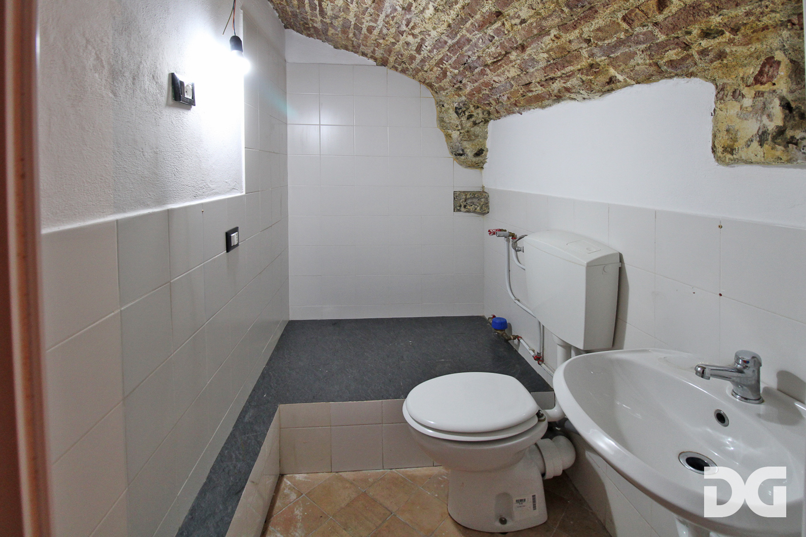 Immobiliare Del Guasta CENTROSTORICO – PIAZZA DE FRANCHI LOCALE MQ. 40 CON 2 VETRINE SU STRADA