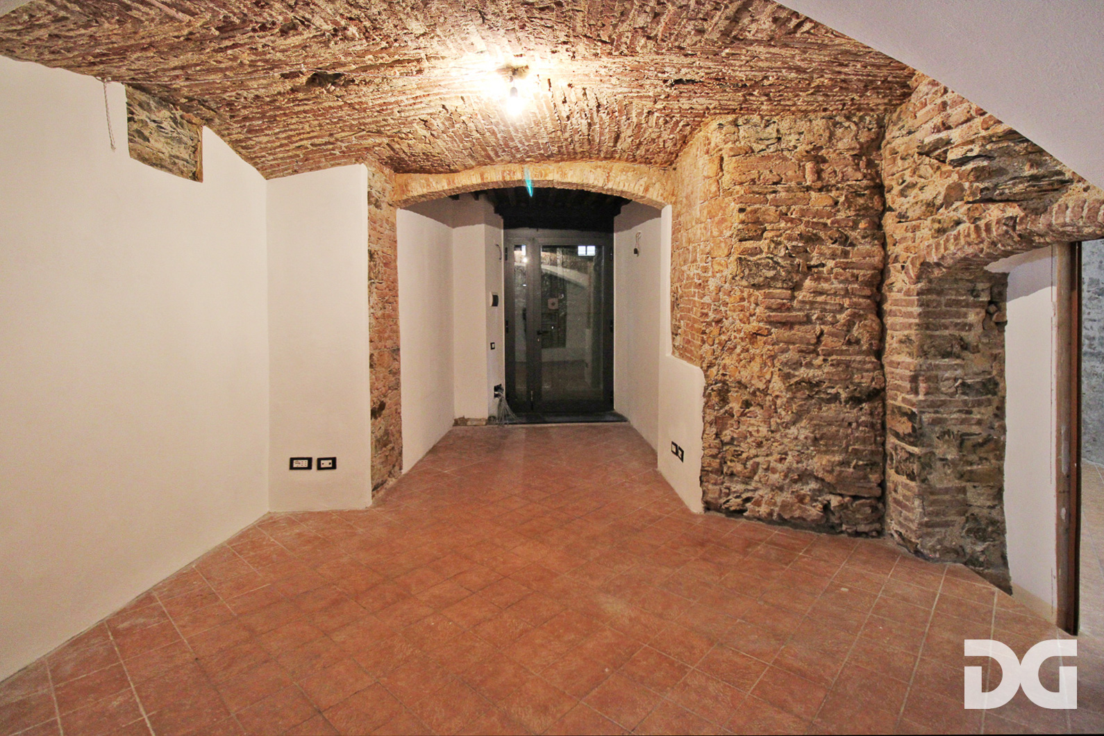 Immobiliare Del Guasta CENTROSTORICO – PIAZZA DE FRANCHI LOCALE MQ. 40 CON 2 VETRINE SU STRADA