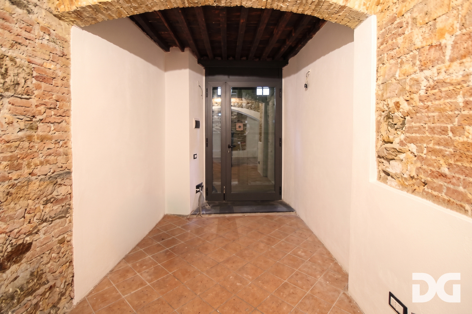 Immobiliare Del Guasta CENTROSTORICO – PIAZZA DE FRANCHI LOCALE MQ. 40 CON 2 VETRINE SU STRADA