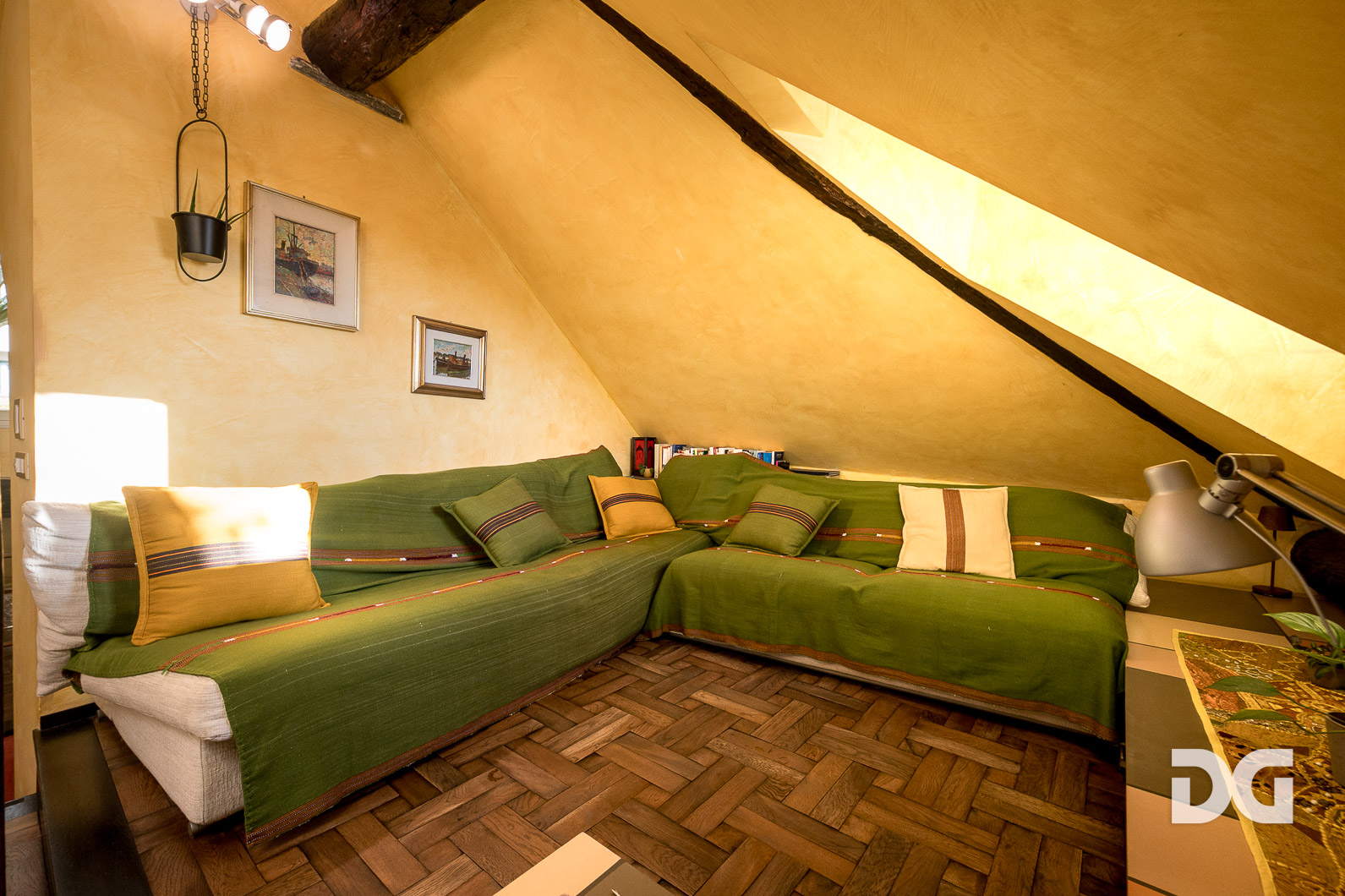 Immobiliare Del Guasta CENTRO – PIAZZA DELLA GIUGGIOLA PANORAMICISSIMI MQ. 43 CON TERRAZZO