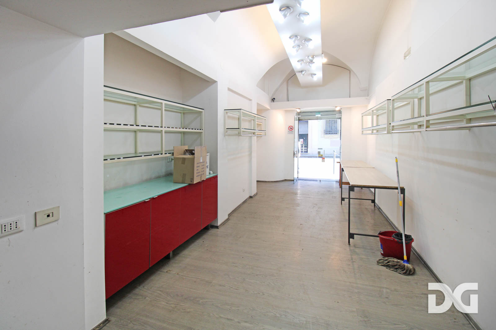 Immobiliare Del Guasta PIAZZA DELLA NUNZIATA – NEGOZIO MQ. 75 