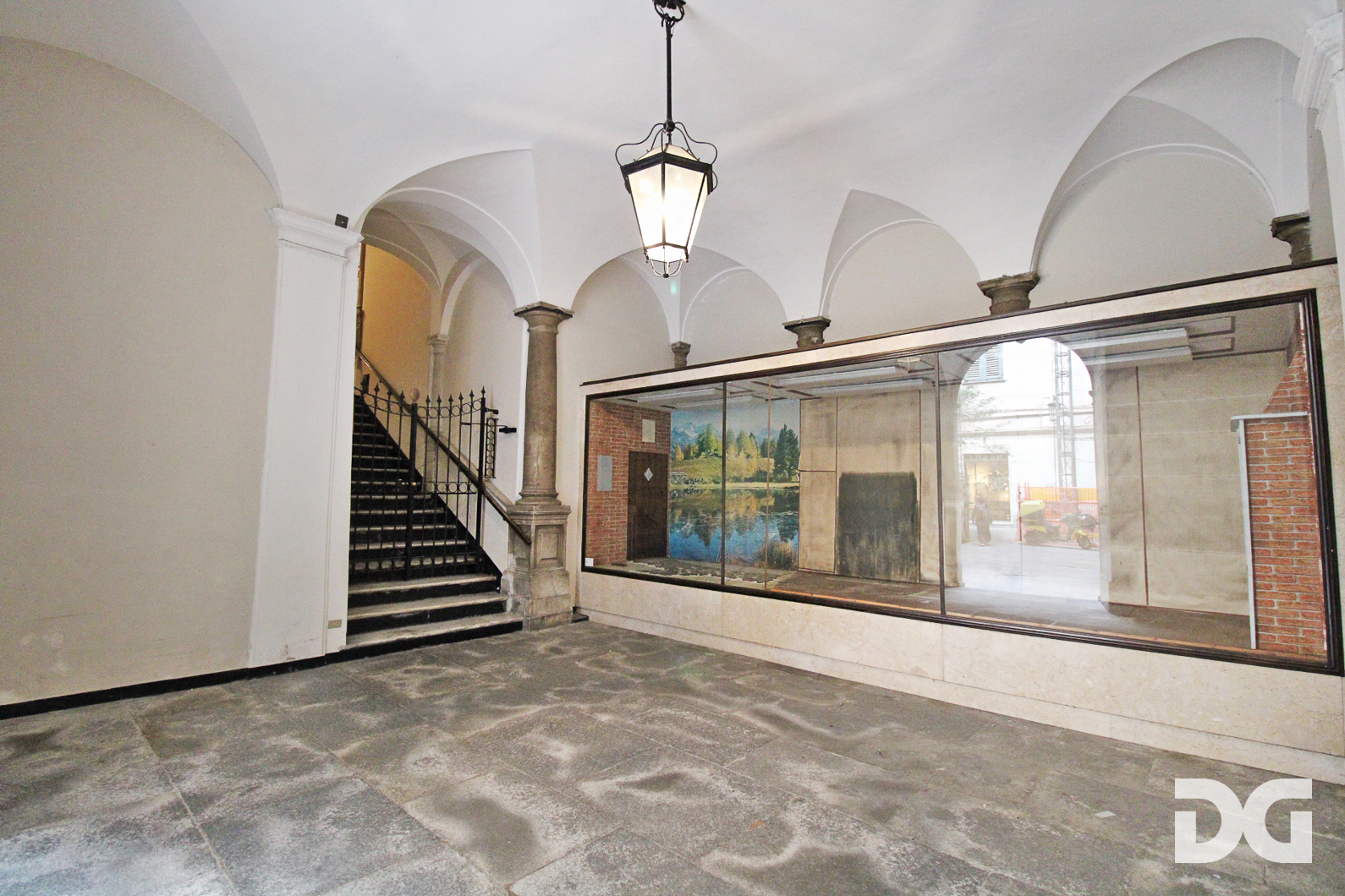 Immobiliare Del Guasta CENTRO STORICO VIA LUCCOLI - PRESTIGIOSO LOCALE MQ 320 PLURIVETRINATO