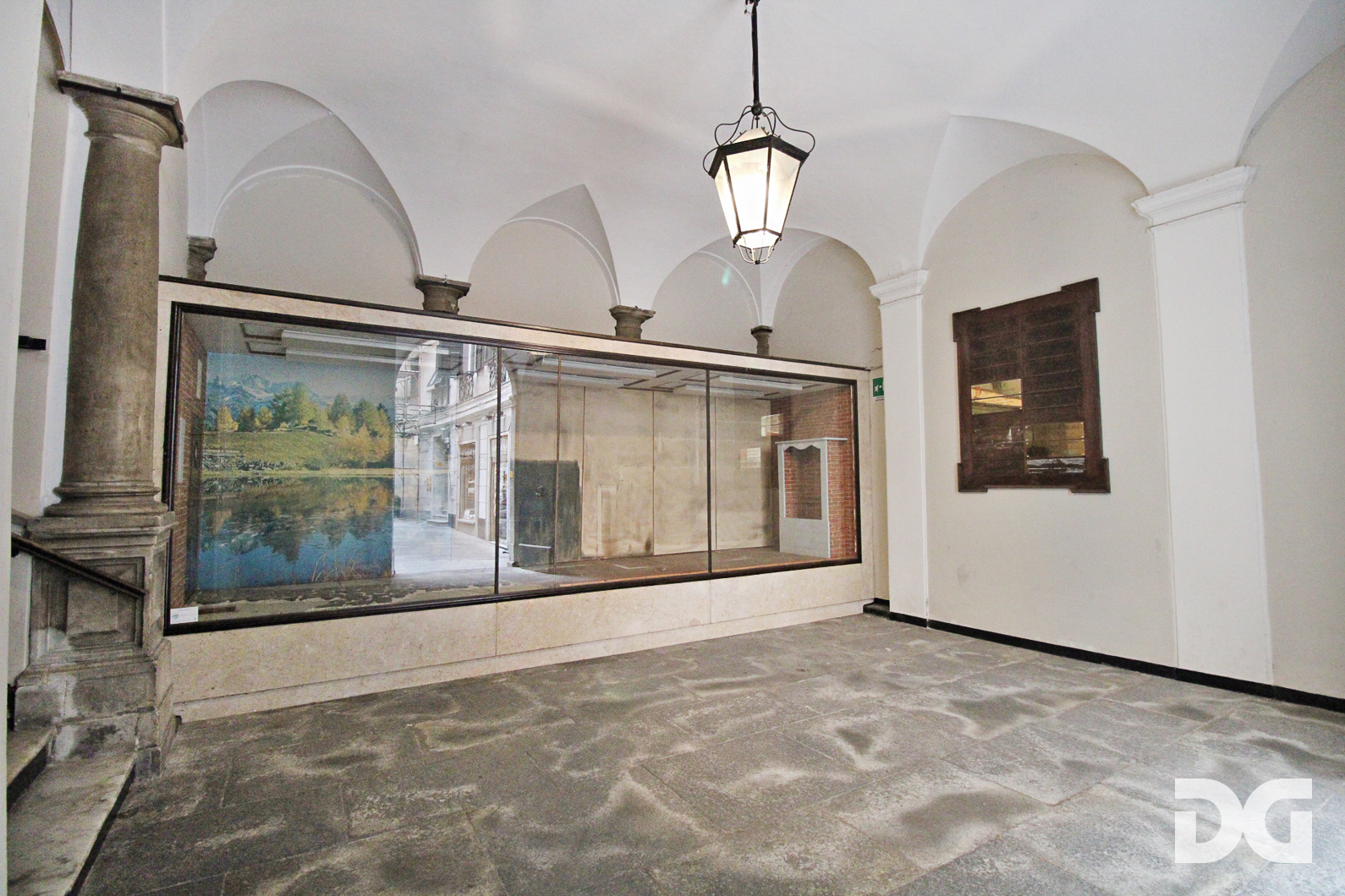 Immobiliare Del Guasta CENTRO STORICO VIA LUCCOLI - PRESTIGIOSO LOCALE MQ 320 PLURIVETRINATO
