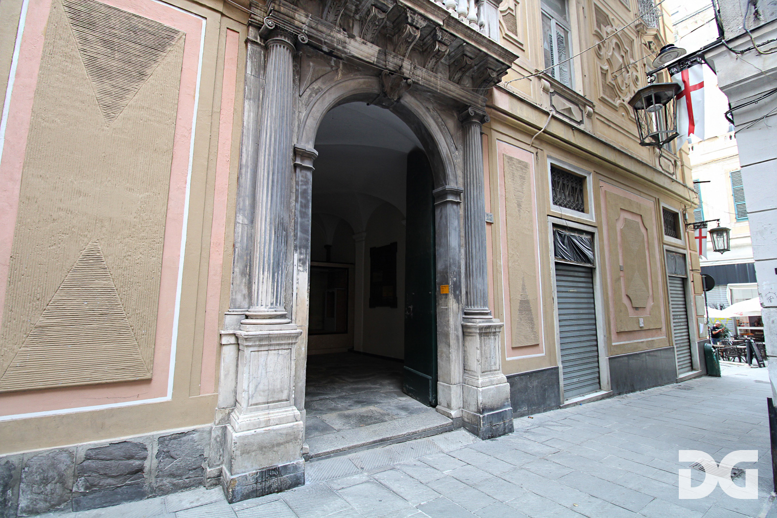 Immobiliare Del Guasta CENTRO STORICO VIA LUCCOLI - PRESTIGIOSO LOCALE MQ 320 PLURIVETRINATO