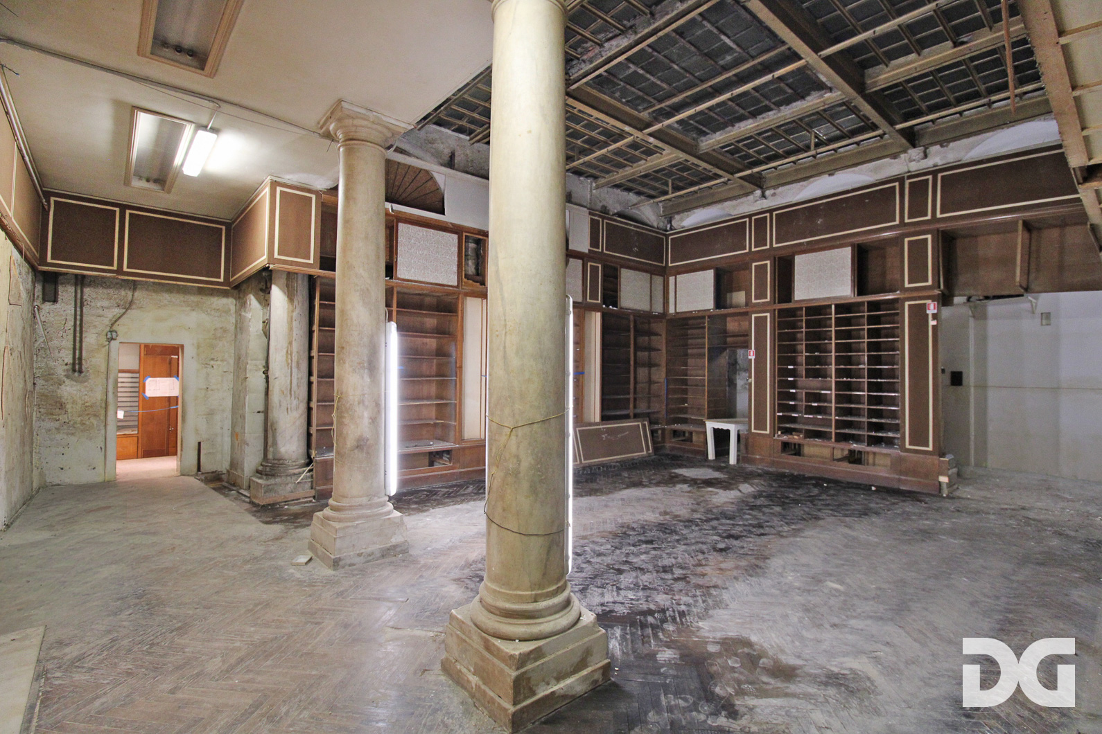 Immobiliare Del Guasta CENTRO STORICO VIA LUCCOLI - PRESTIGIOSO LOCALE MQ 320 PLURIVETRINATO