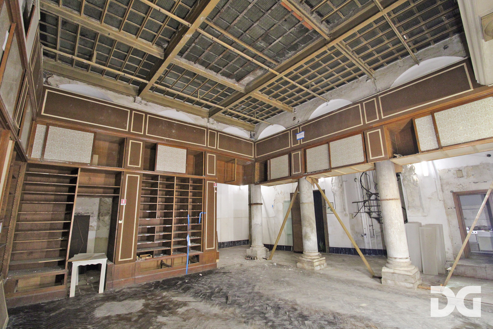 Immobiliare Del Guasta CENTRO STORICO VIA LUCCOLI - PRESTIGIOSO LOCALE MQ 320 PLURIVETRINATO