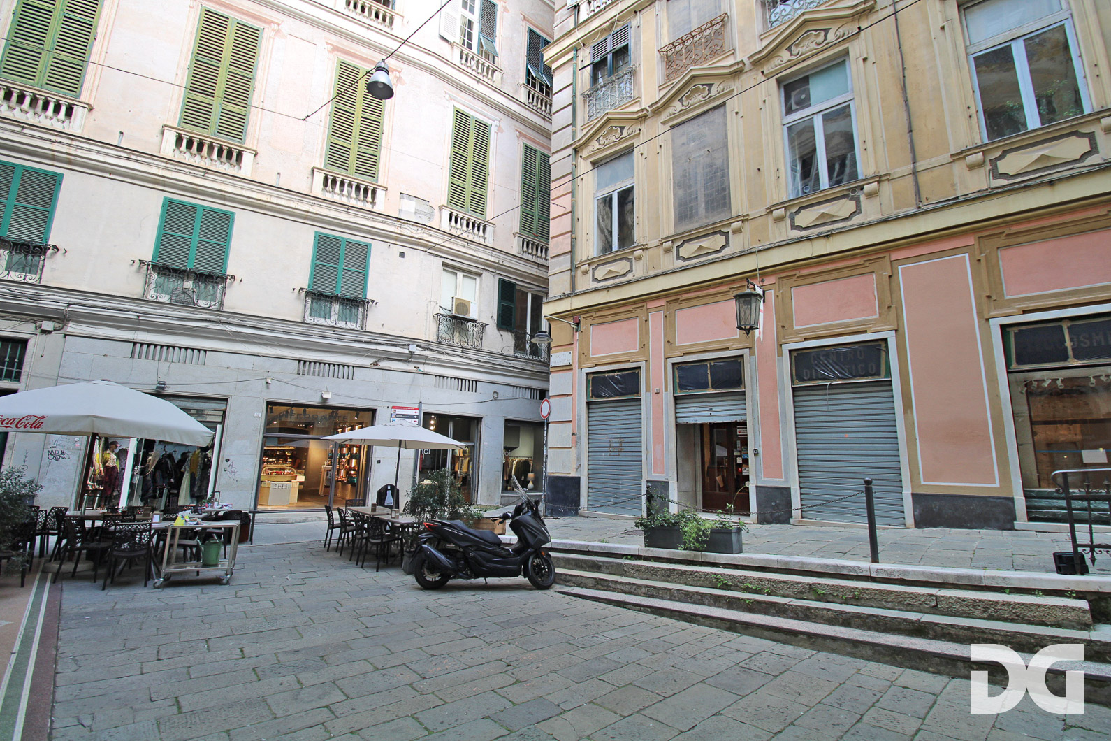 Immobiliare Del Guasta CENTRO STORICO VIA LUCCOLI - PRESTIGIOSO LOCALE MQ 320 PLURIVETRINATO