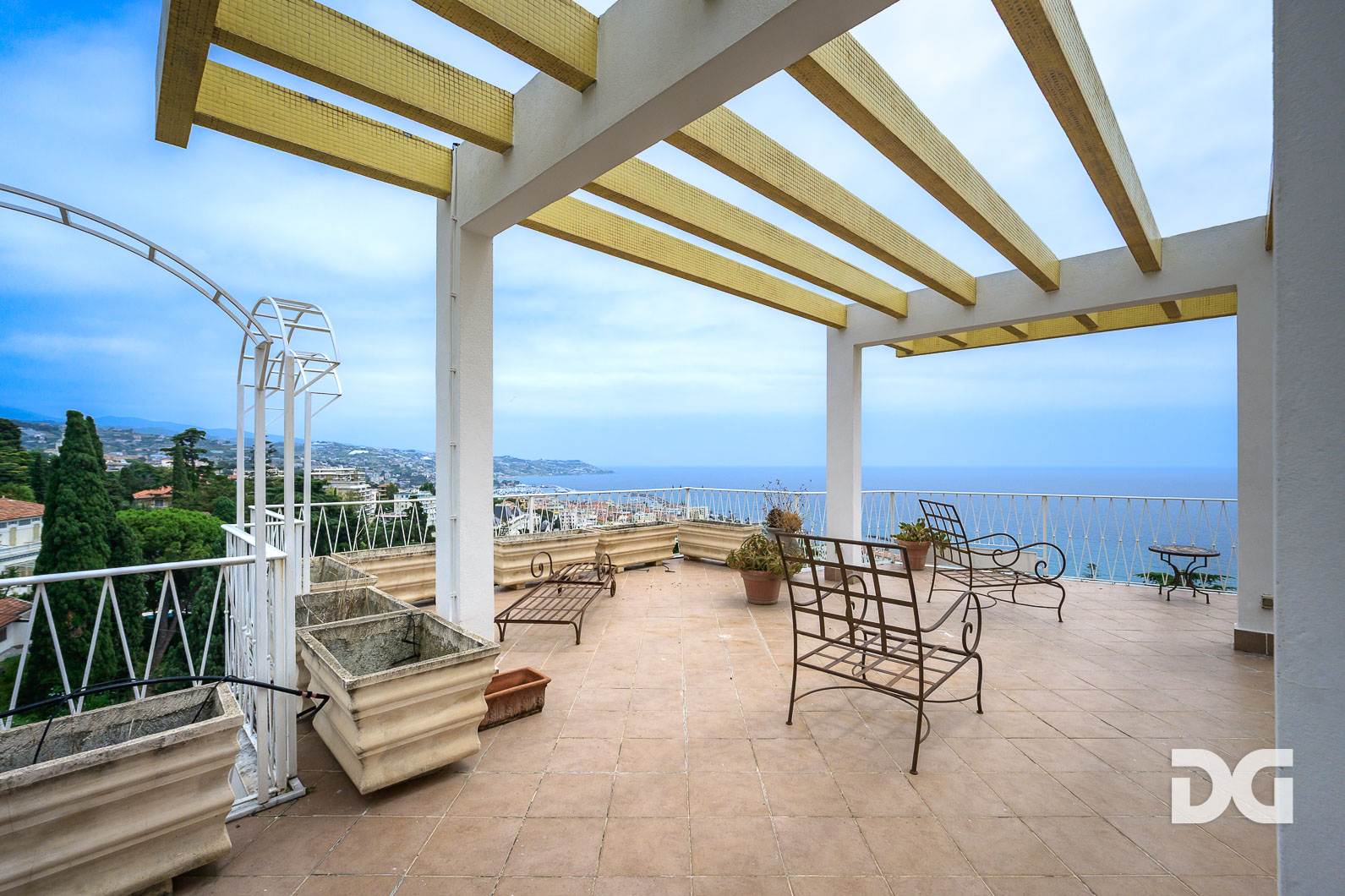 Immobiliare Del Guasta SANREMO – CARDUCCI – ATTICO DIVISIBILE MQ. 215 CON TERRAZZO PANORAMICO 