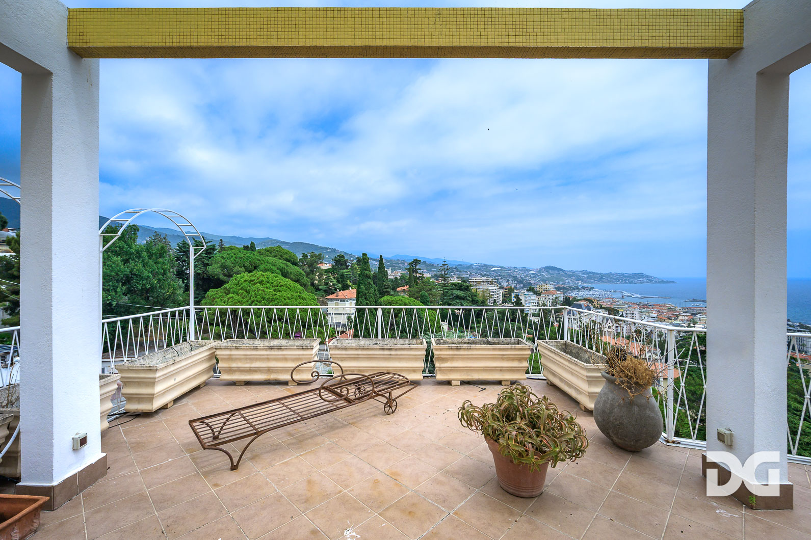 Immobiliare Del Guasta SANREMO – CARDUCCI – ATTICO DIVISIBILE MQ. 215 CON TERRAZZO PANORAMICO 