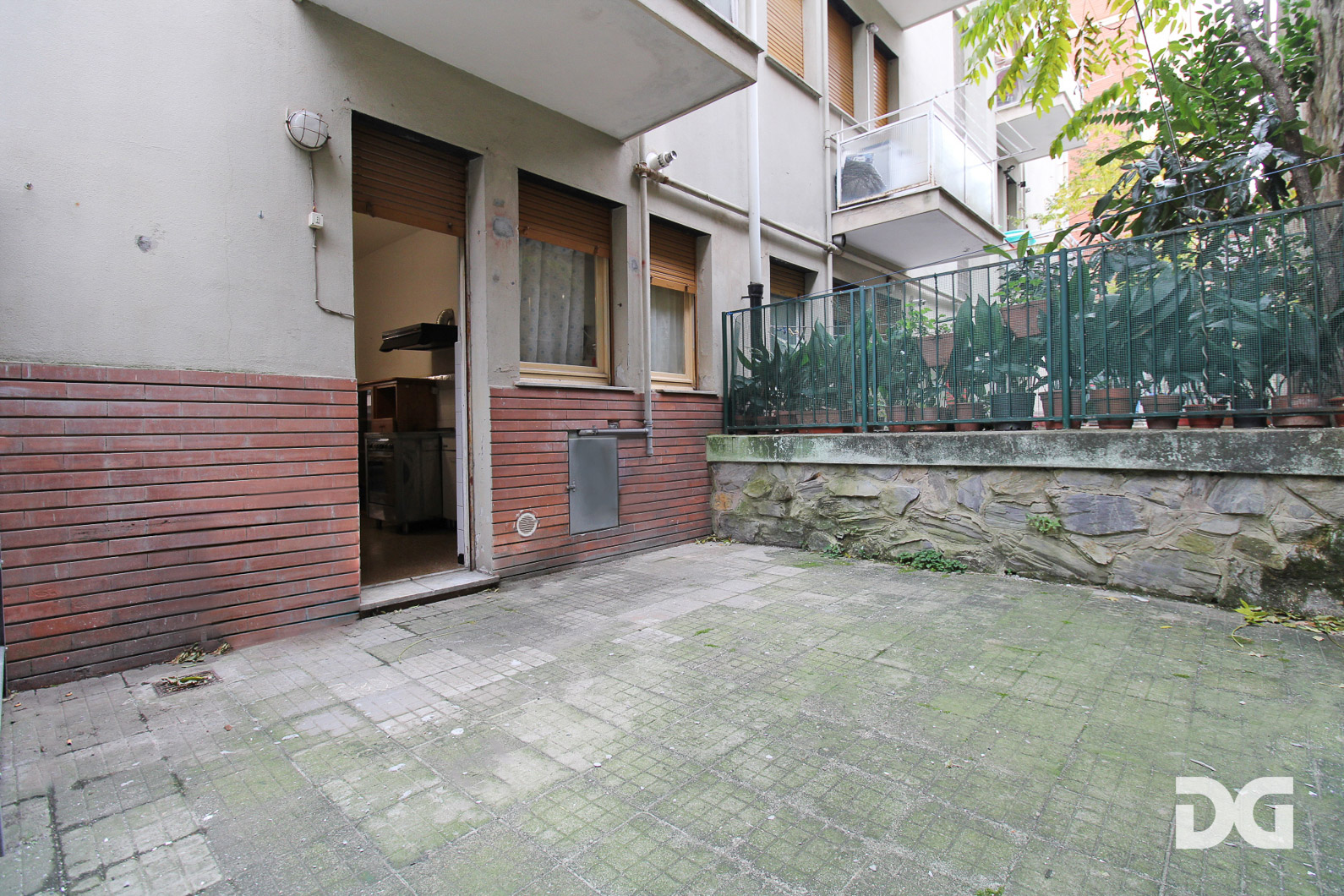 Immobiliare Del Guasta OREGINA  VIA VESUVIO - MQ. 70 CON TERRAZZO 