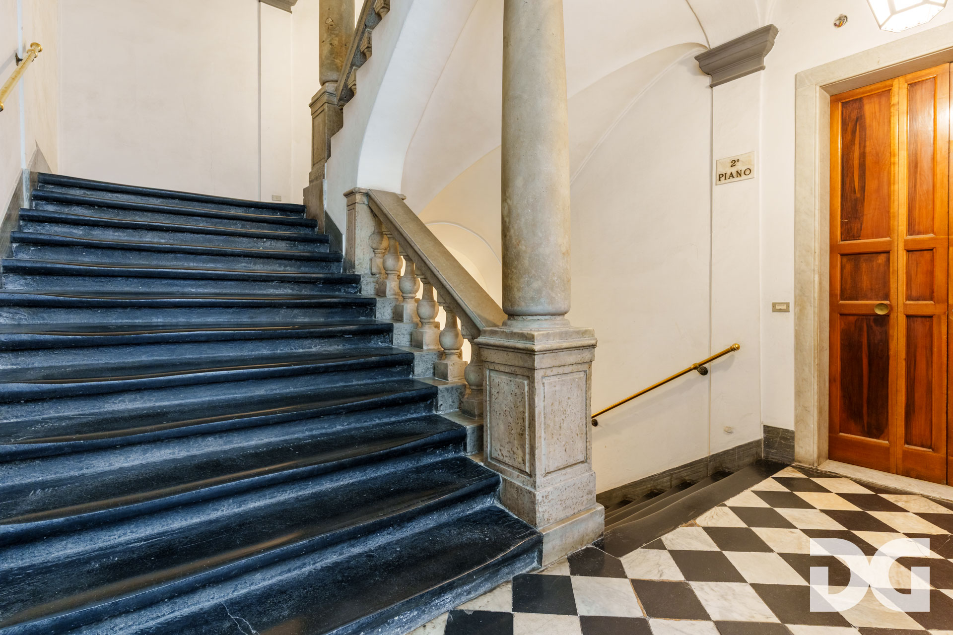 Immobiliare Del Guasta CENTRO STORICO – VIA SAN LORENZO ORDINATI MQ. 73 IN PALAZZO D’EPOCA