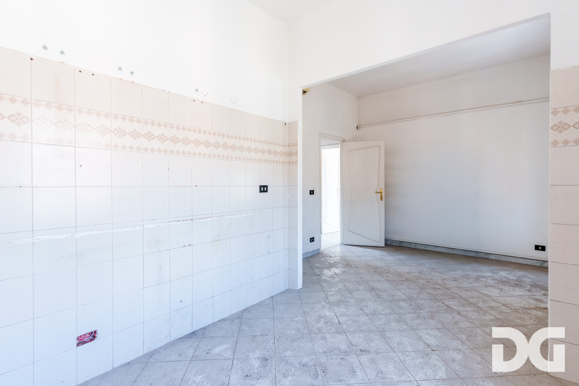 Immobiliare Del Guasta CERTOSA – VIA G. ROSSINI RISTRUTTURATI E LUMINOSI MQ.83 CON TERRAZZO