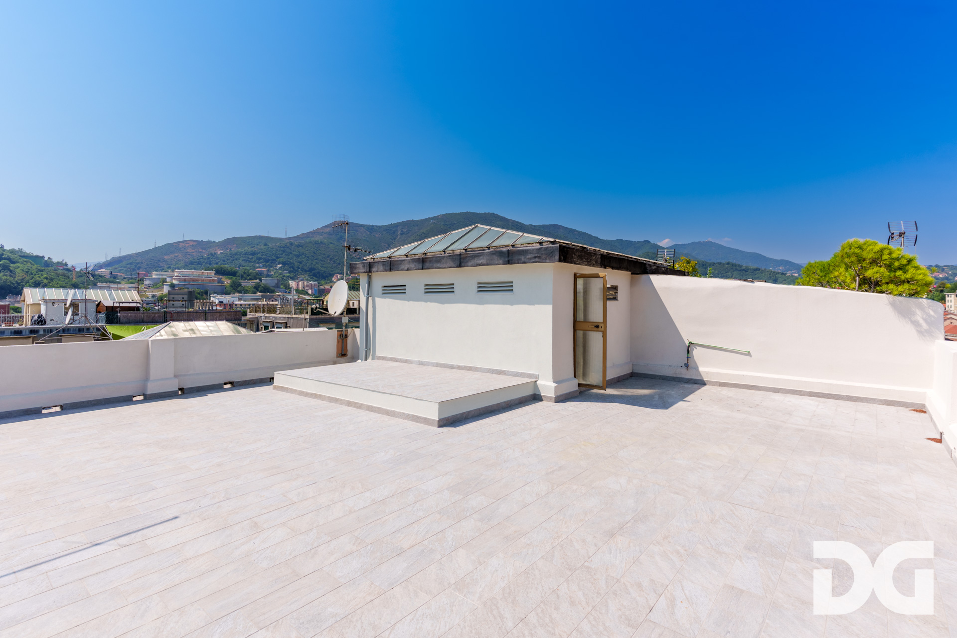 Immobiliare Del Guasta CERTOSA – VIA G. ROSSINI RISTRUTTURATI E LUMINOSI MQ.83 CON TERRAZZO