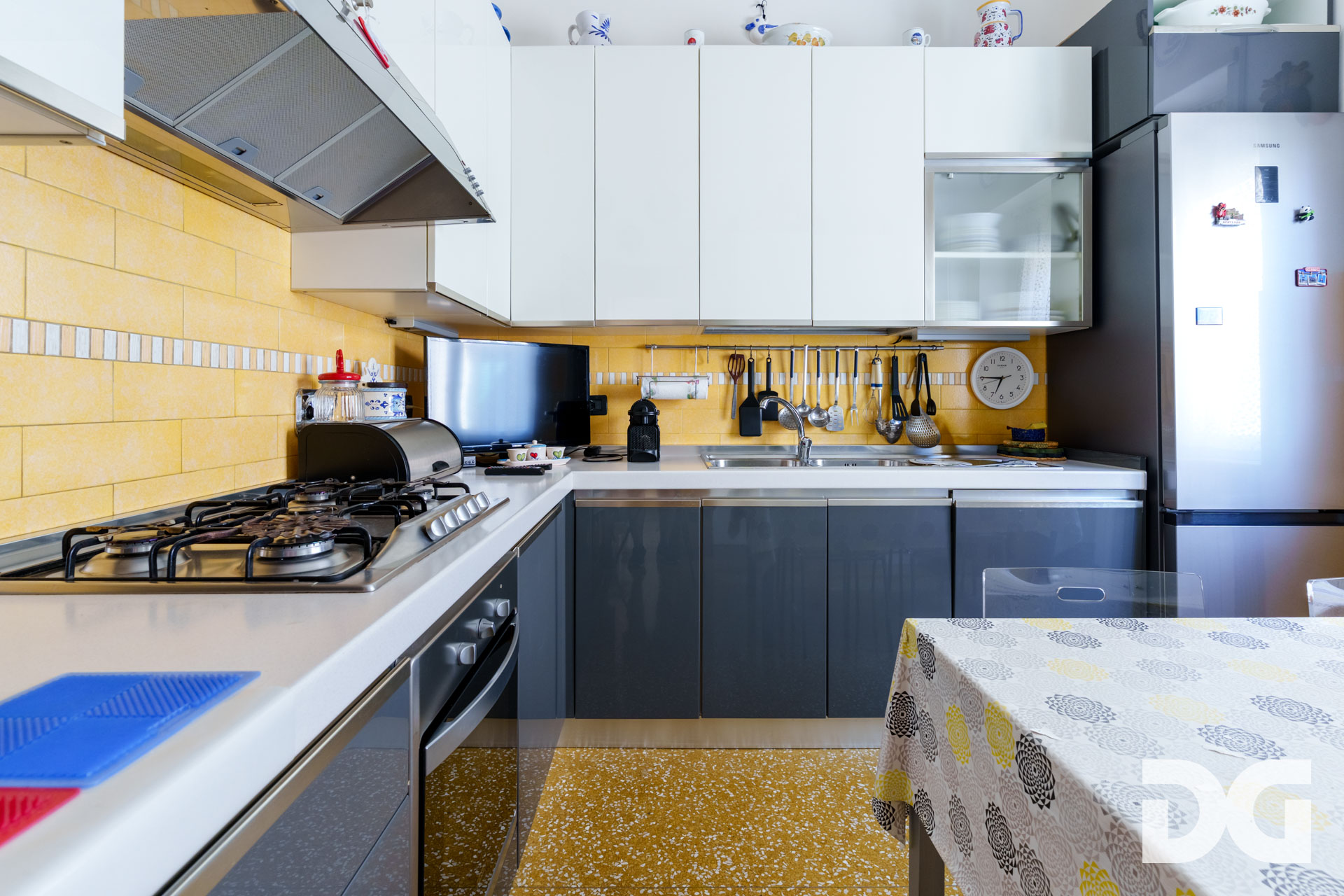 Immobiliare Del Guasta CASTELLETTO – VIA DELPINO MQ. 110 CON BALCONE, VISTA PANORAMICA E BOX 