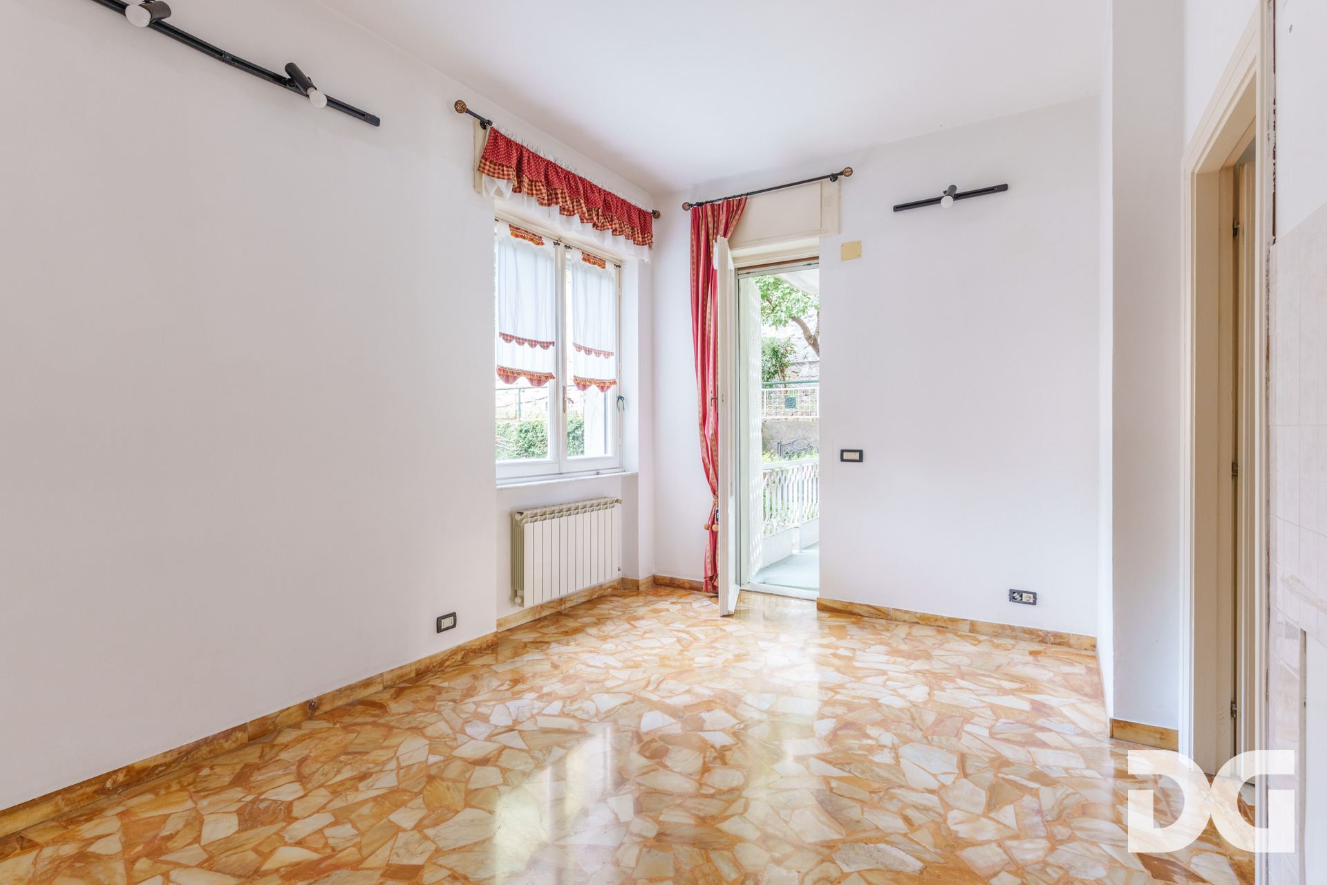 Immobiliare Del Guasta RIGHI – VIA DOMENICO CHIODO signorili mq 174 VISTA MARE con GIARDINO-TERRAZZO - POSTO AUTO - CANTINA